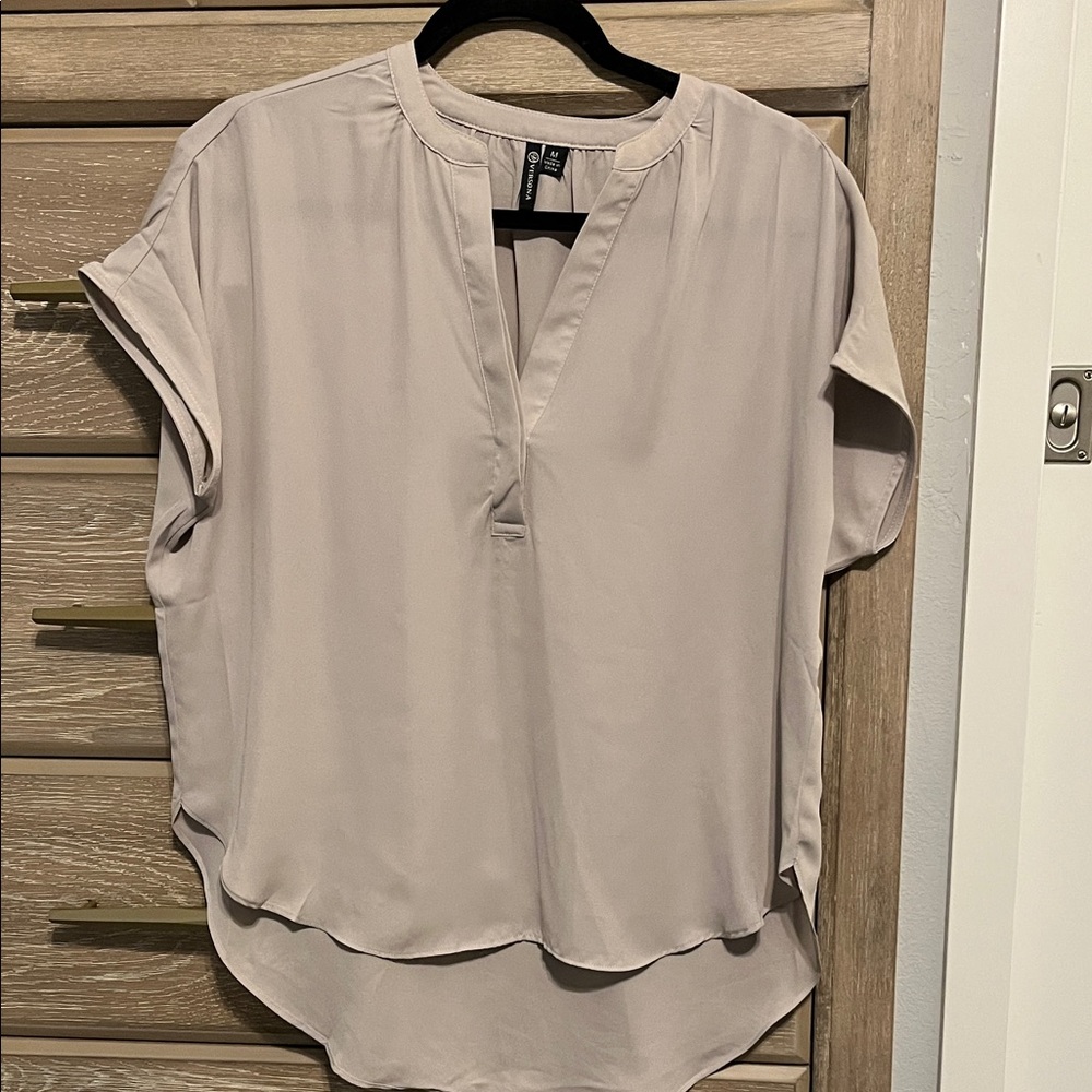 Versona Light Taupe Short Sleeve Split V-Neck Blouse Size M NWOT